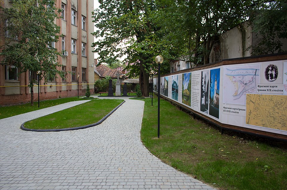 Відновлений пам'ятний сквер в Іршаві